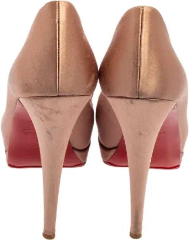 Christian Louboutin Pre-owned Satin heels Beige Dames