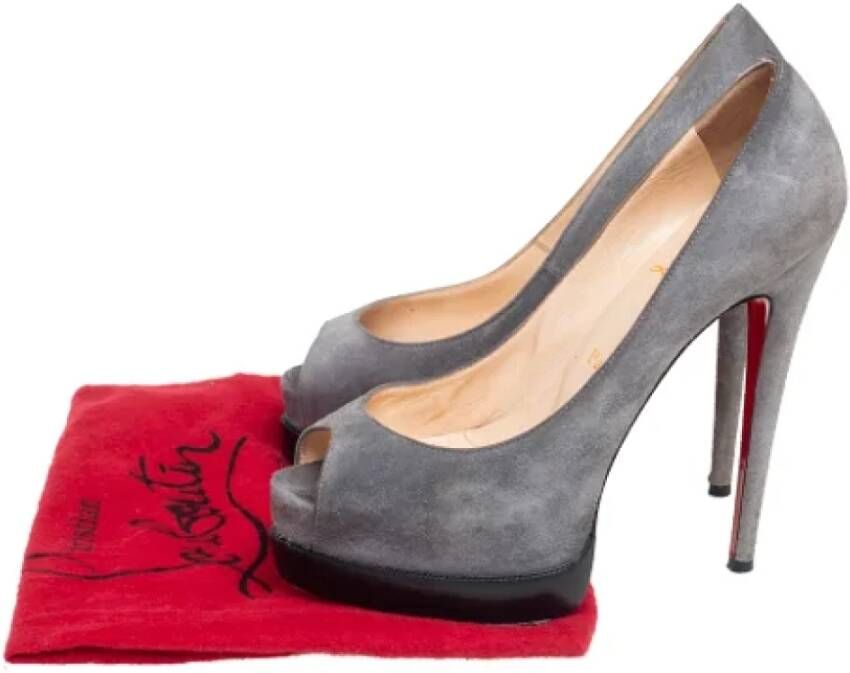 Christian Louboutin Pre-owned Suede heels Gray Dames