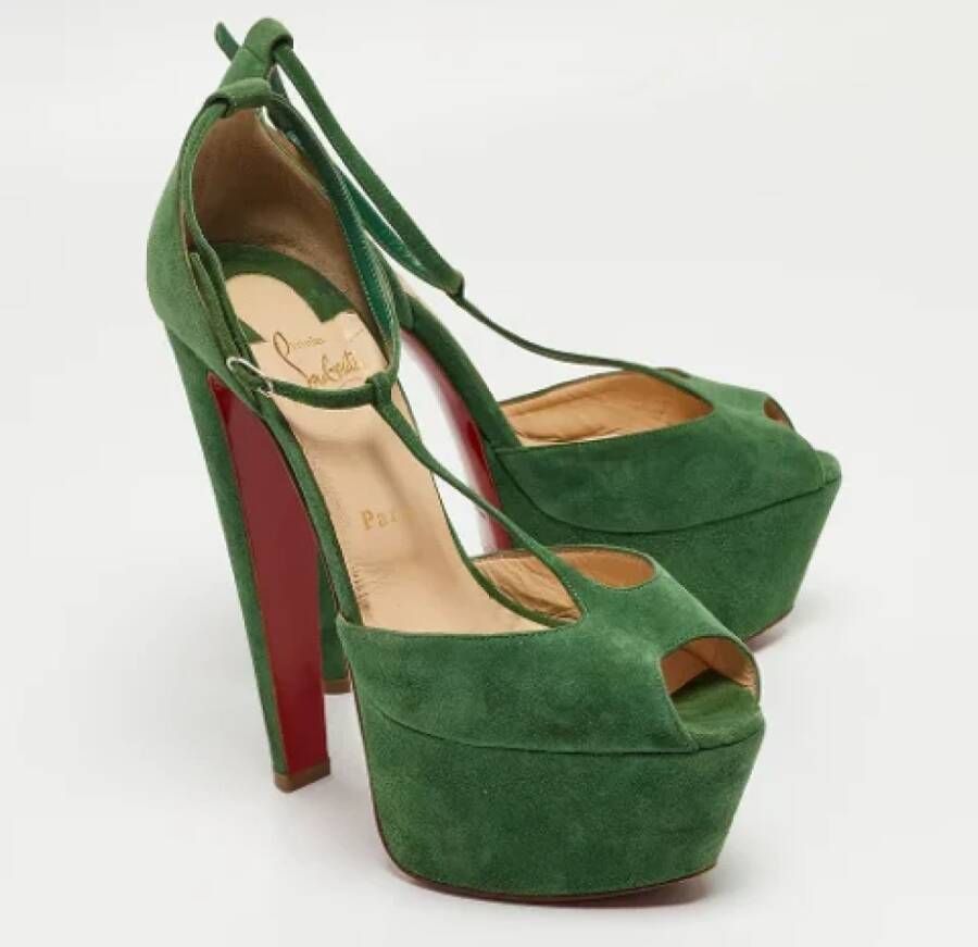 Christian Louboutin Pre-owned Suede sandals Green Dames