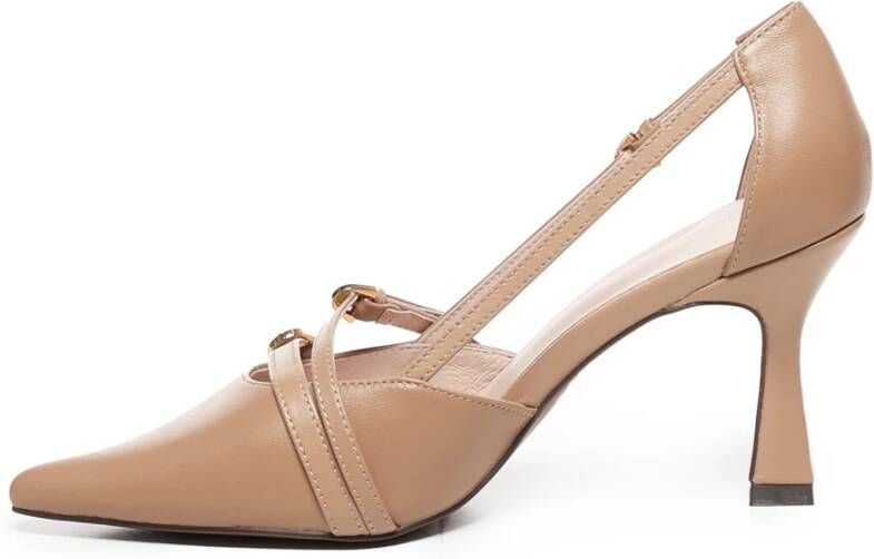 Coccinelle Beige Sandalen met Plectrum Gespen