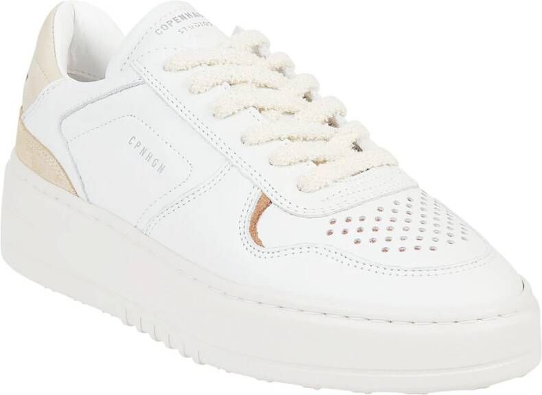 Copenhagen Studios Witte lage sneakers met minimalistisch design en geborduurde en geperforeerde details White Dames