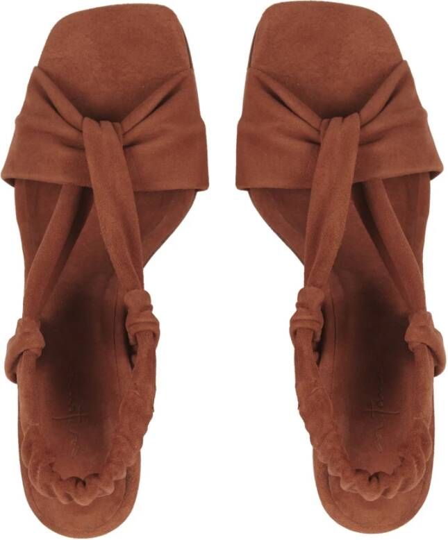 Cortana Costa sandaal in terracotta suède
