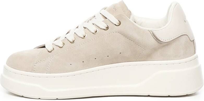 Crime London Zandkleurige suède sneakers met platina details