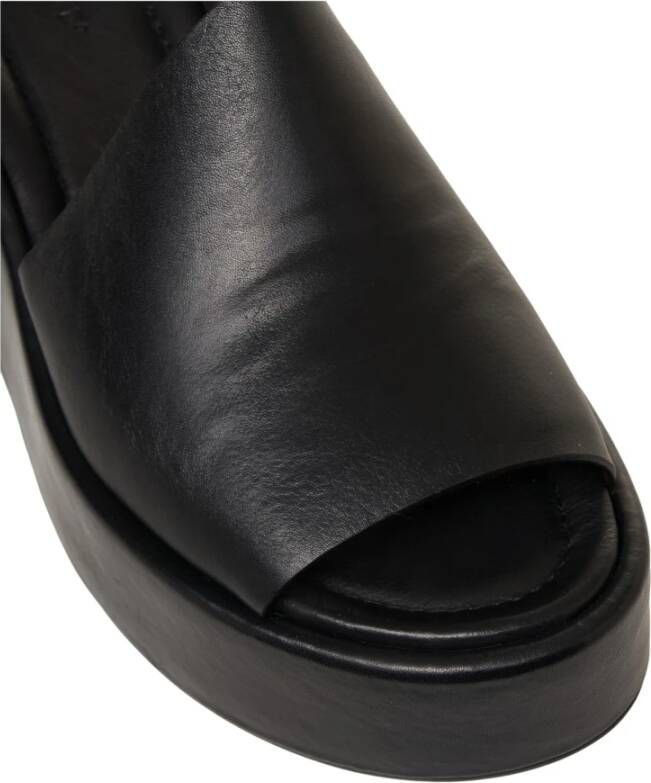 Curiosite Zwarte Leren Plateau Sandalen