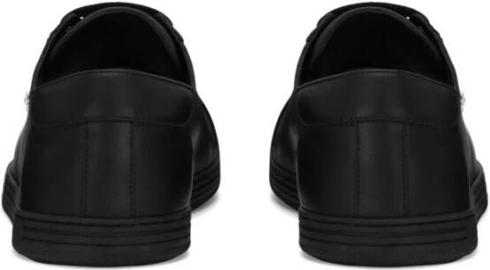 Dolce & Gabbana Zwarte platte schoenen met goudkleurig logo