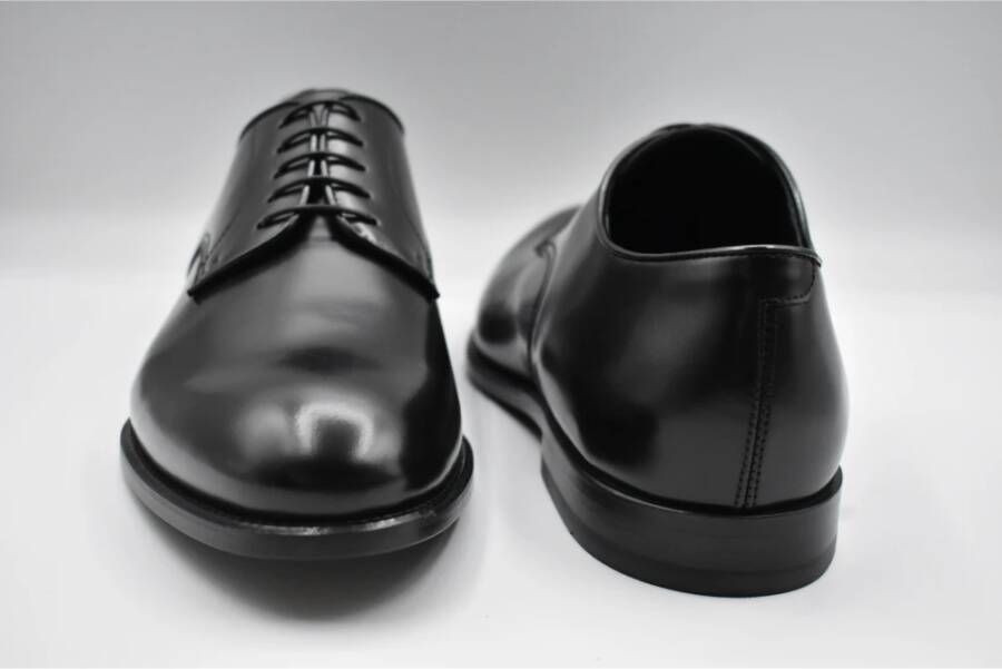 Doucal's Zwarte Leren Veterschoenen