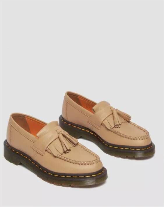 Dr. Martens Stijlvolle Adrian Loafers met Kwastjes Beige Dames