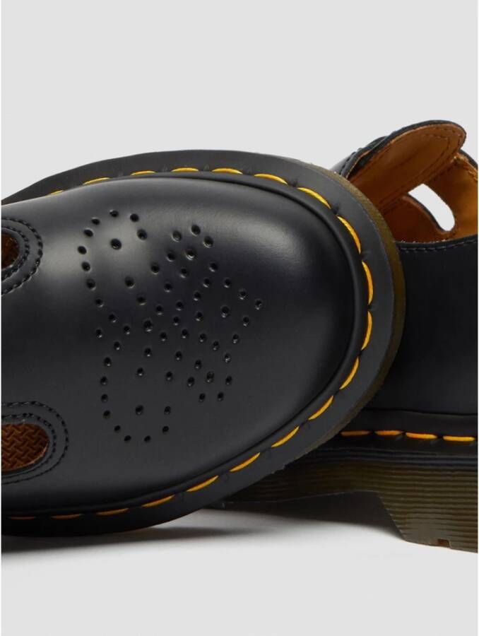 Dr. Martens Stijlvolle platte schoenen met versierde neus Black Dames