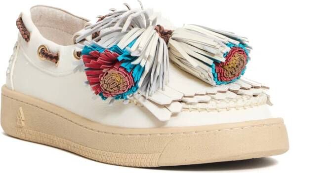 Elena Iachi Witte leren loafers met kleurrijke kwastjes