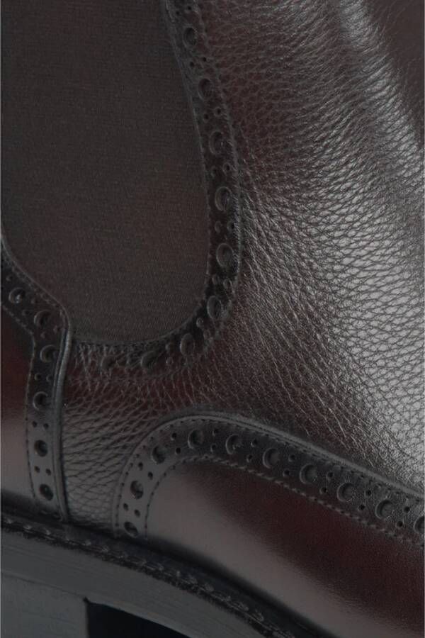 Estro Donkerbruine leren Chelsea boots met folk perforatie