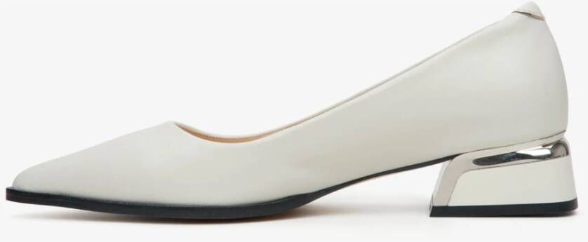 Estro Dames Licht Beige Lage Hakken Pumps gemaakt van Echt Leer Er00115105 Beige Dames
