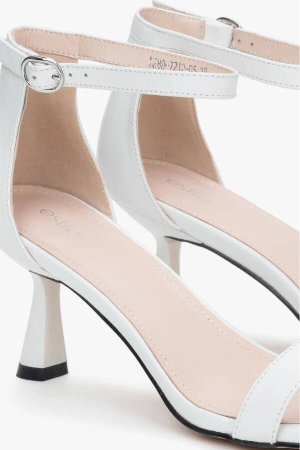 Estro Witte leren sandalen met stevige trechterhak