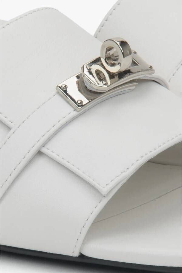 Estro Witte Slide Sandalen met Zilveren Versiering