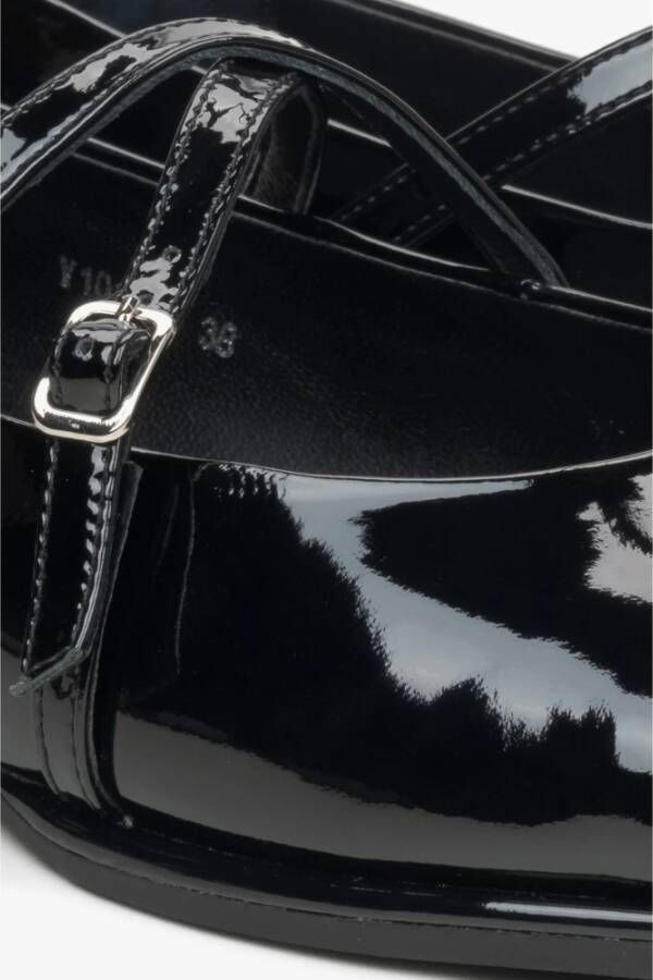 Estro Zwarte Ballerina`s voor Dames met een Gesp van Lakleer Er00115744 Black Dames