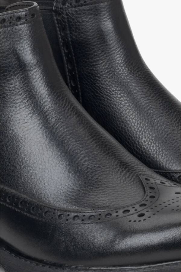Estro Zwarte Leren Chelsea Boots met Folk Perforatie