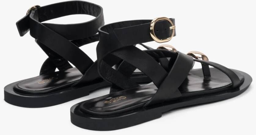 Estro Zwarte leren sandalen met bandjes en teenring