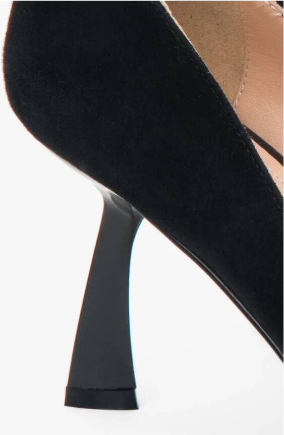 Estro Zwarte velours pumps met een spitse neus