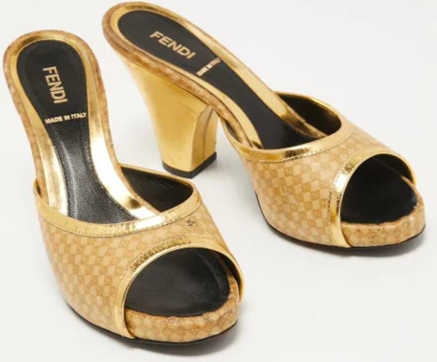 Fendi Vintage Pre-owned Leather sandals Yellow Dames