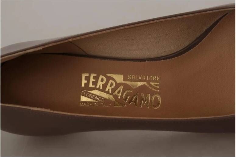 Ferragamo Bruine Lakleren Boog Pumps