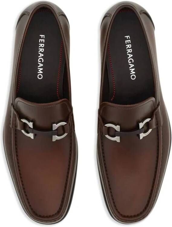 Ferragamo Elegante bruine loafer met zilveren logo