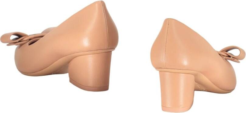 Ferragamo Strik Voorkant Leren Kitten Hak Pumps