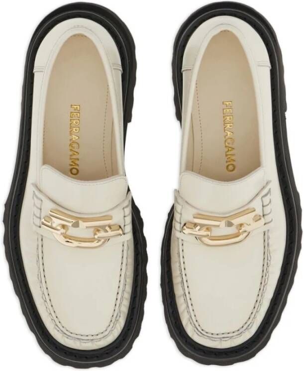 Ferragamo Witte leren loafers met Gancini-plaque
