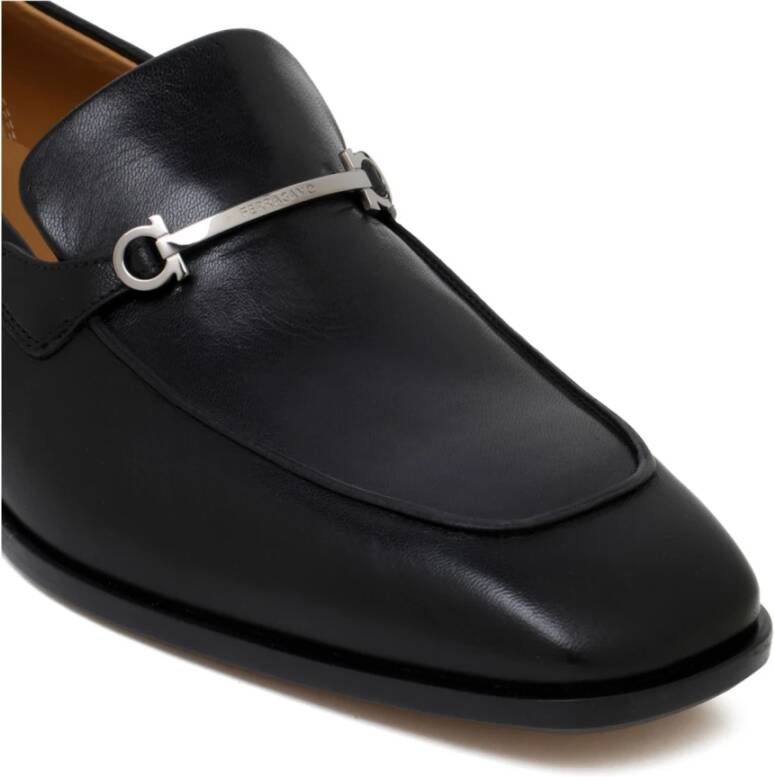 Ferragamo Zwarte loafers met metalen ornament