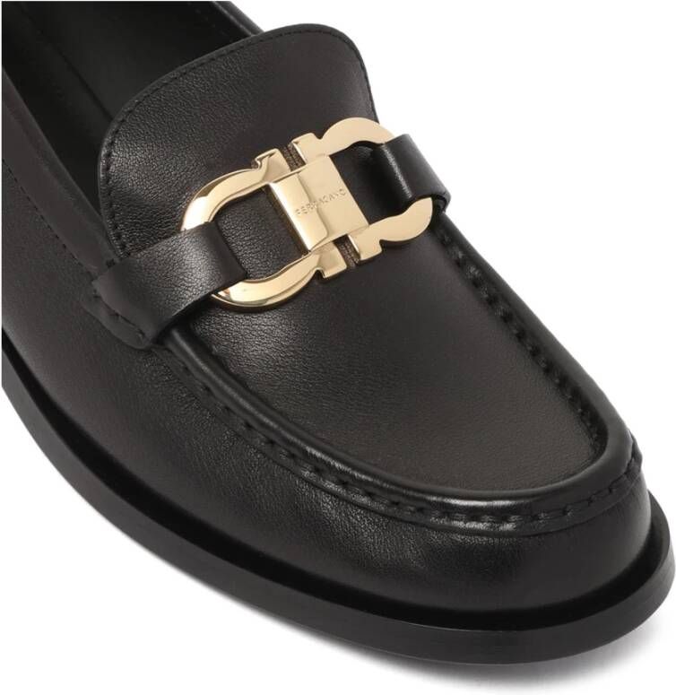 Ferragamo Zwarte mocassin met gouden ornament