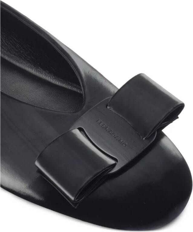 Ferragamo Zwarte platte schoenen van zijde nylon