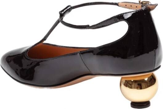 Ferragamo Zwarte T-Strap Pumps Elegante Stijl