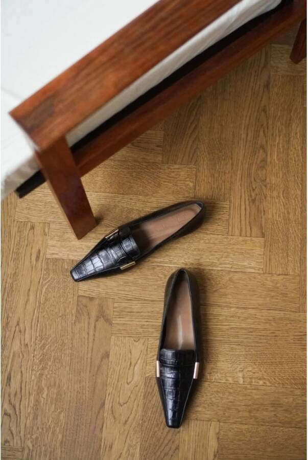 Flattered Zwarte Loafers met Krokodil-Effect en Metalen Versiering