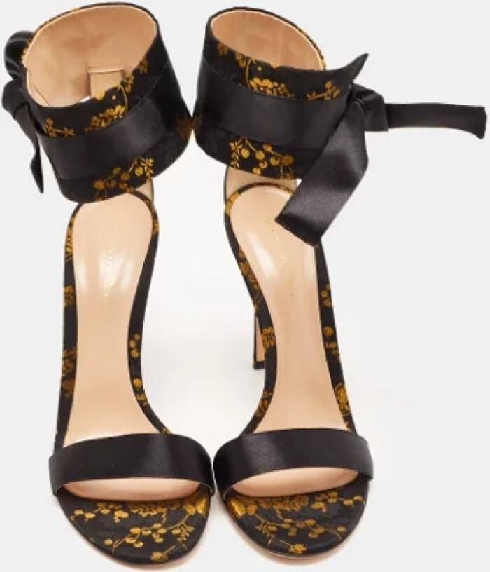 Gianvito Rossi Pre-owned Fabric sandals Black Dames