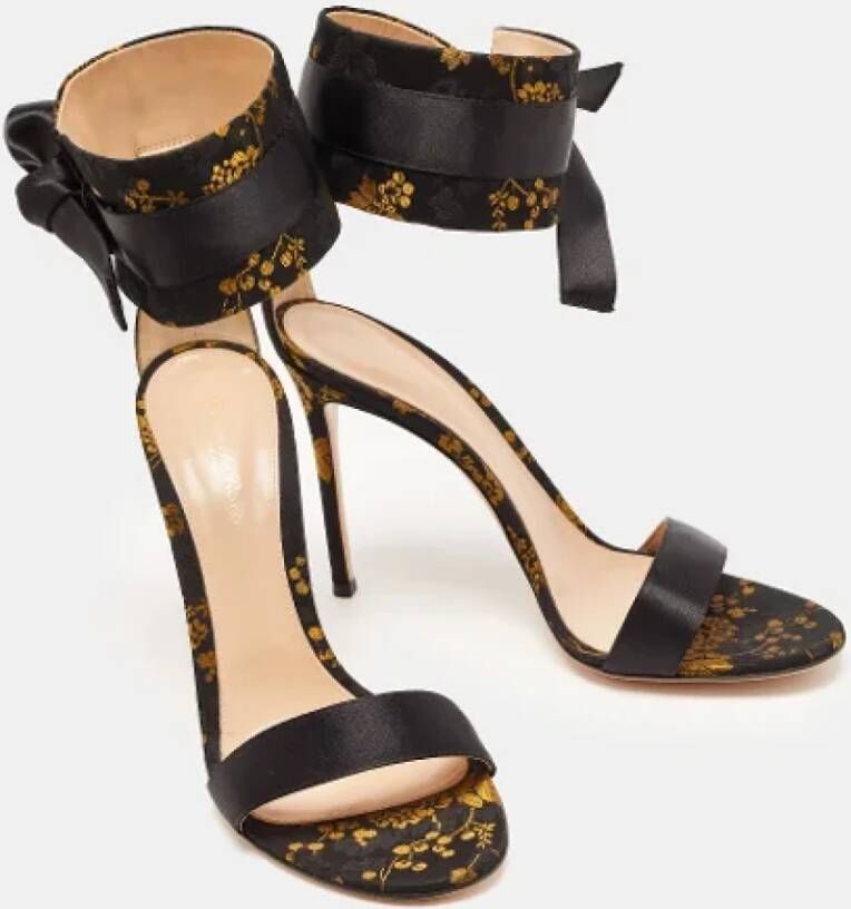 Gianvito Rossi Pre-owned Fabric sandals Black Dames