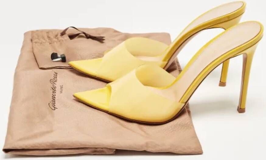 Gianvito Rossi Pre-owned Fabric sandals Yellow Dames