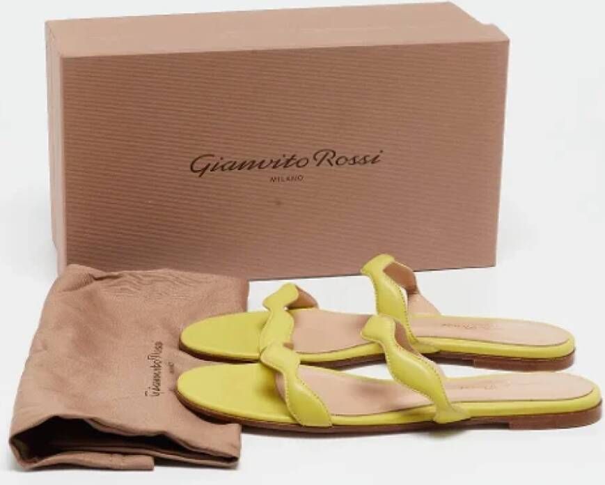 Gianvito Rossi Pre-owned Leather flats Yellow Dames