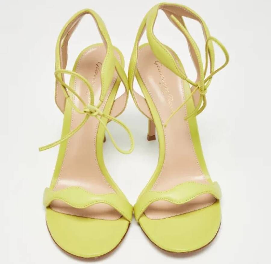 Gianvito Rossi Pre-owned Leather sandals Yellow Dames