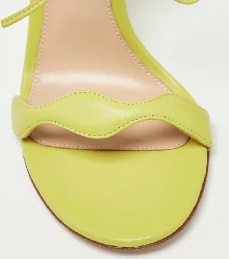 Gianvito Rossi Pre-owned Leather sandals Yellow Dames