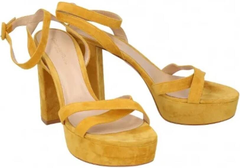 Gianvito Rossi Pre-owned Suede sandals Yellow Dames