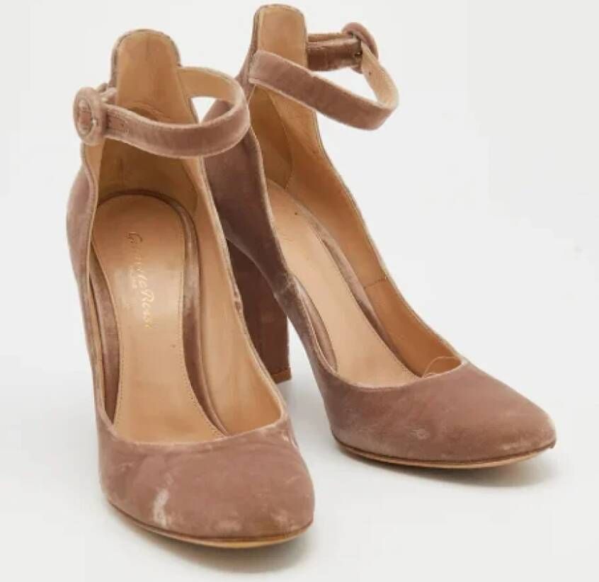 Gianvito Rossi Pre-owned Velvet heels Beige Dames