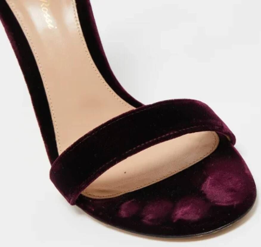Gianvito Rossi Pre-owned Velvet sandals Purple Dames