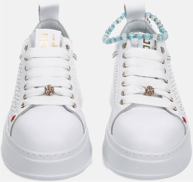 Gio+ Witte geperforeerde leren sneakers met blauwe kralen enkelband White Dames