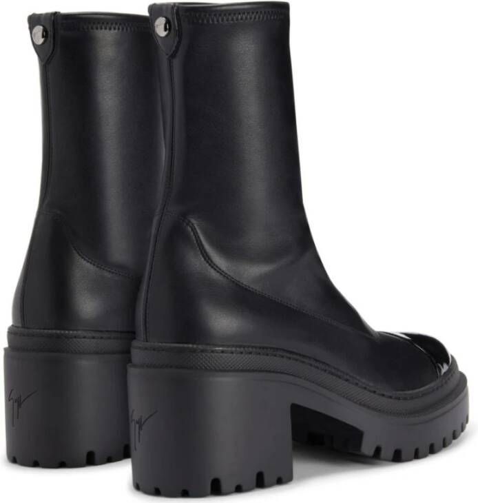 Giuseppe Zanotti Zwarte enkellaarsjes met studs