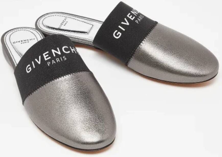 Givenchy Pre-owned Leather flats Gray Dames