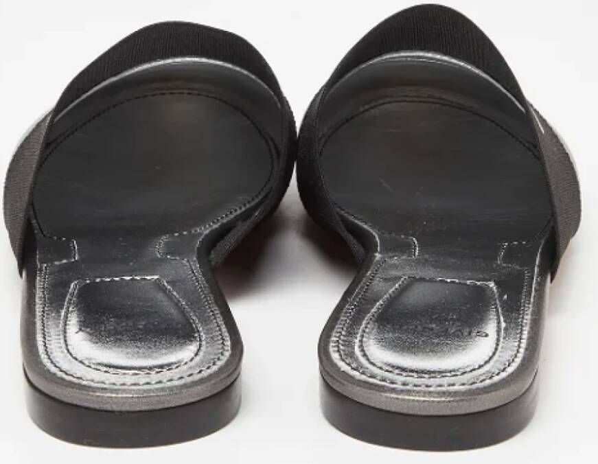 Givenchy Pre-owned Leather flats Gray Dames
