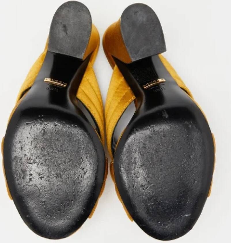 Gucci Vintage Pre-owned Satin sandals Yellow Dames