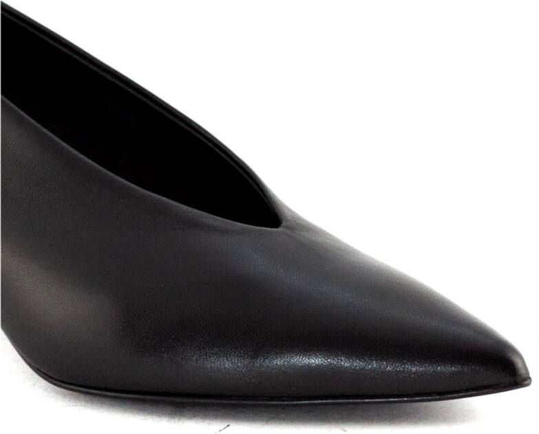 Halmanera Zwarte leren puntige neus pumps