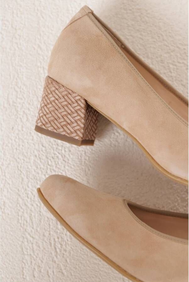 HASSIA Creme Suède Pump met 5 cm Hak Beige Dames