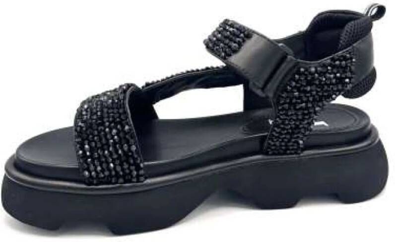 Jeannot Zwarte sandalen met kralen en klittenbandsluiting