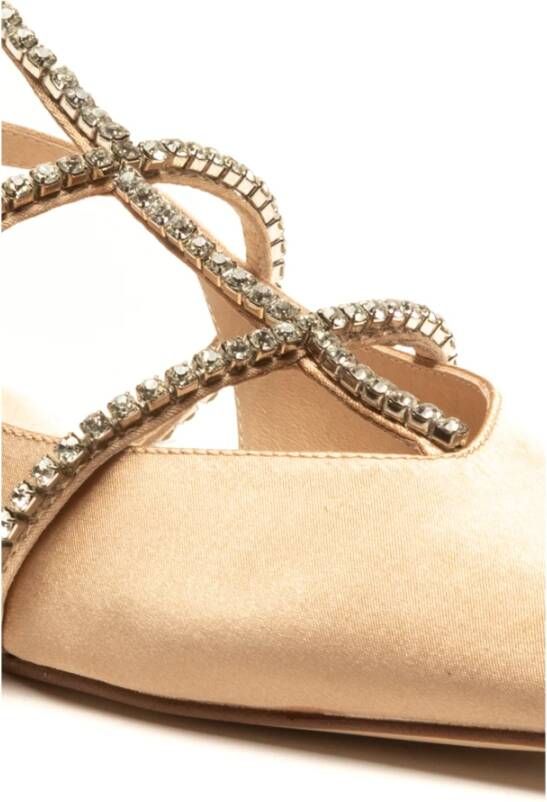 Jeffrey Campbell Verhoog je zomerse stijl met platte satijnen sandalen Beige Dames