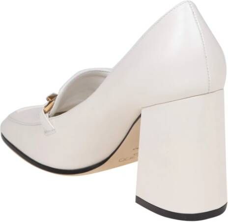 Jimmy Choo Roomwitte leren pump met kettingdetail